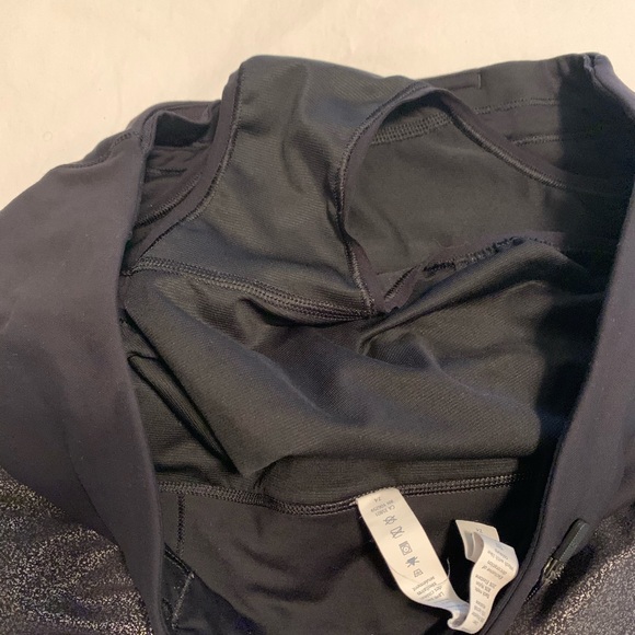 Lululemon shorts size 6. - Picture 6 of 6